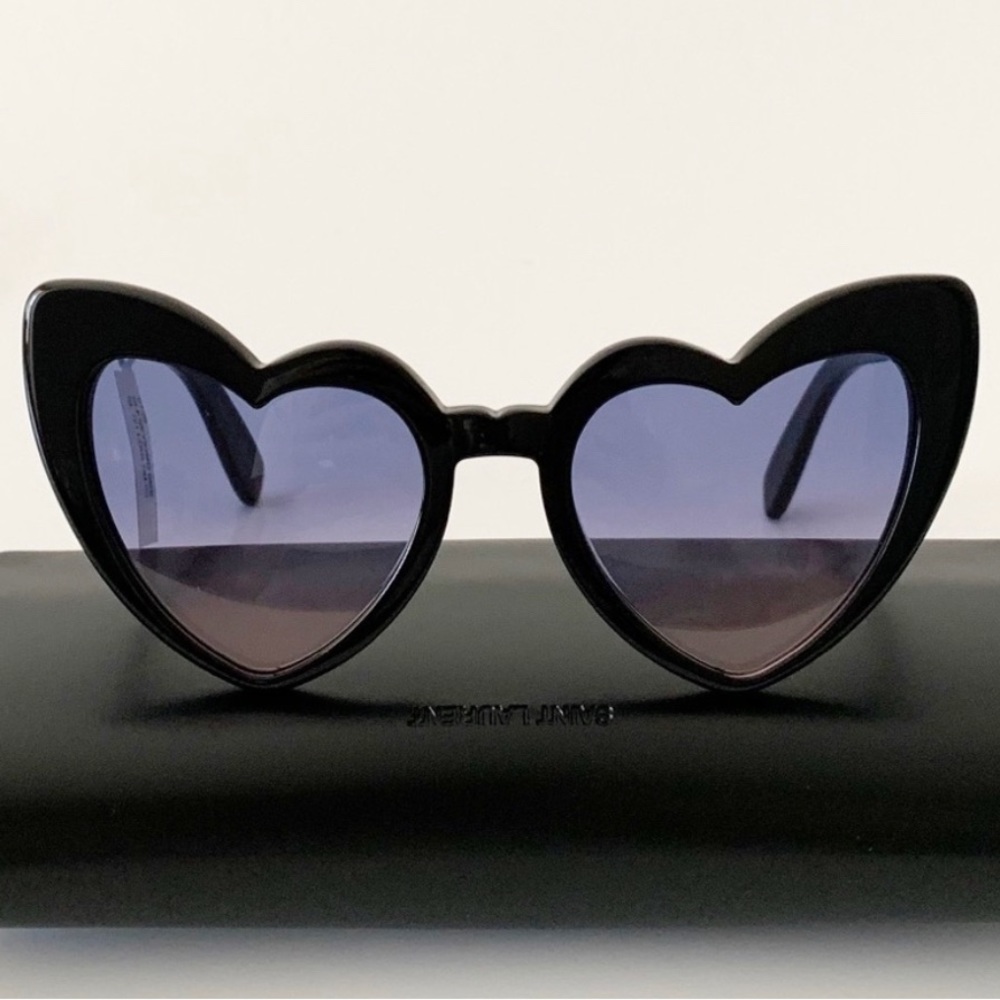Saint Laurent
Heart Sunglasses, New
$450 Size: OS Saint Laurent
(NWT